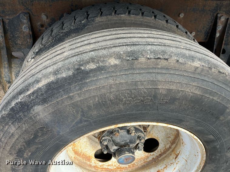 image for item DG5435 1998 Ford AT9522  vacuum truck