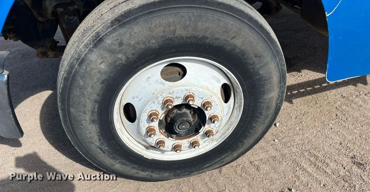 image for item DG5435 1998 Ford AT9522  vacuum truck