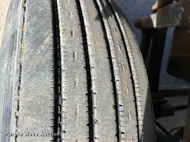 image for item DG5435 1998 Ford AT9522  vacuum truck