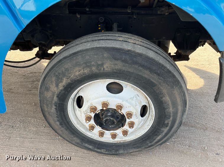 image for item DG5435 1998 Ford AT9522  vacuum truck