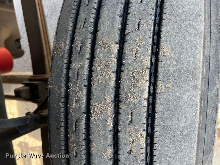 image for item DG5435 1998 Ford AT9522  vacuum truck