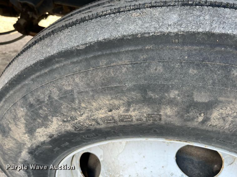 image for item DG5435 1998 Ford AT9522  vacuum truck