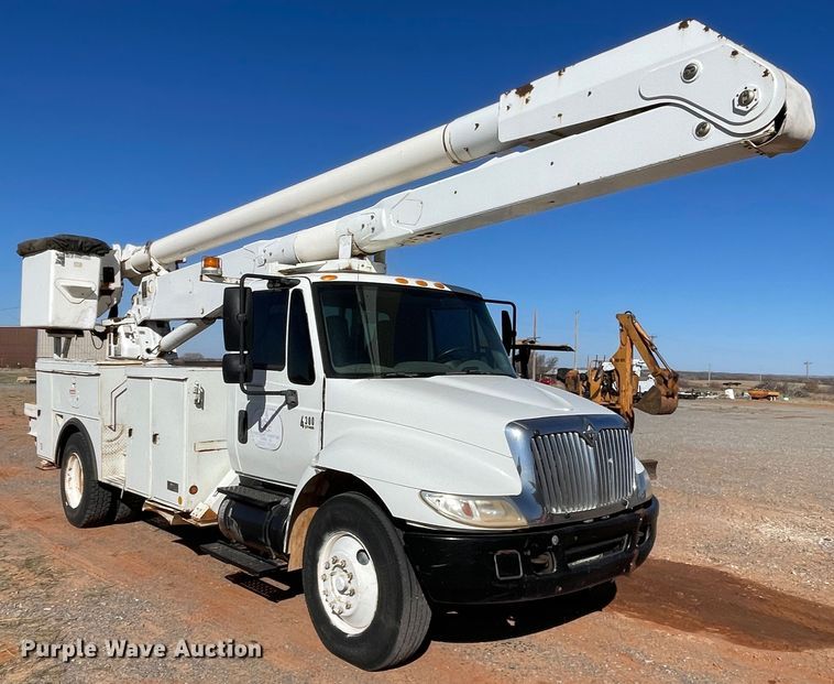 image for item DN4553 2005 International 4300  bucket truck