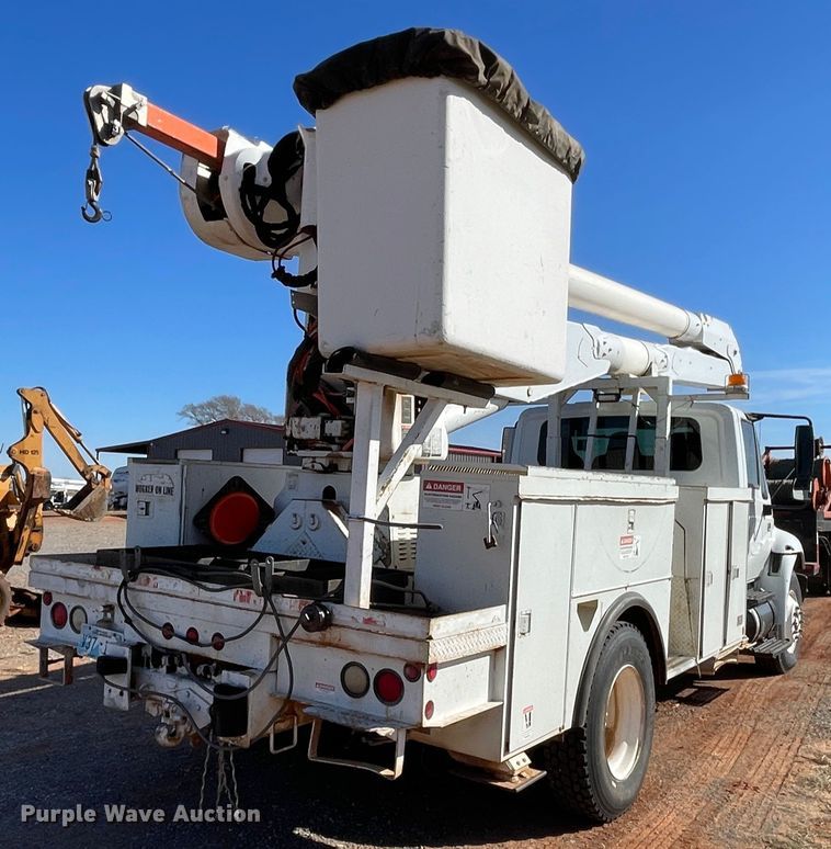 image for item DN4553 2005 International 4300  bucket truck