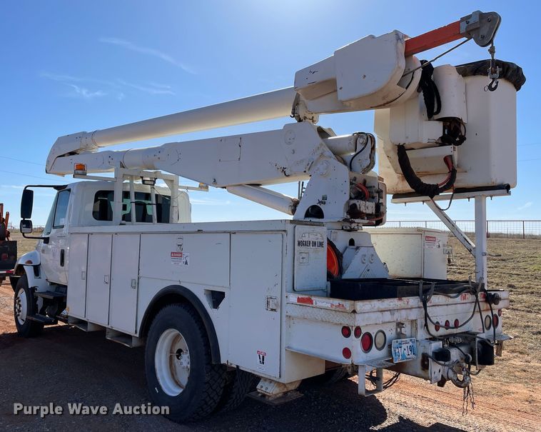 image for item DN4553 2005 International 4300  bucket truck