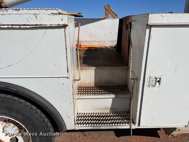 image for item DN4553 2005 International 4300  bucket truck