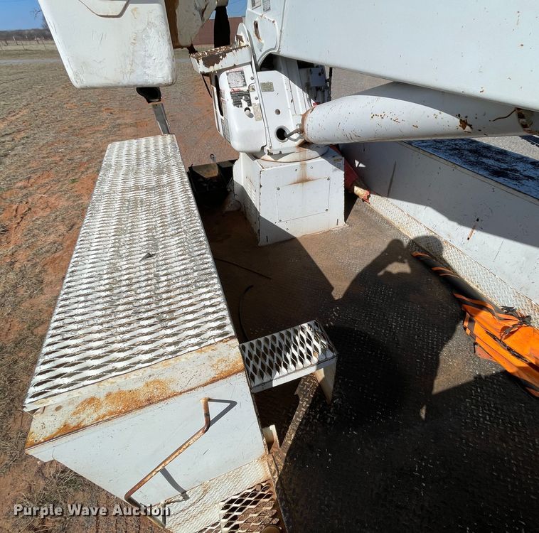 image for item DN4553 2005 International 4300  bucket truck