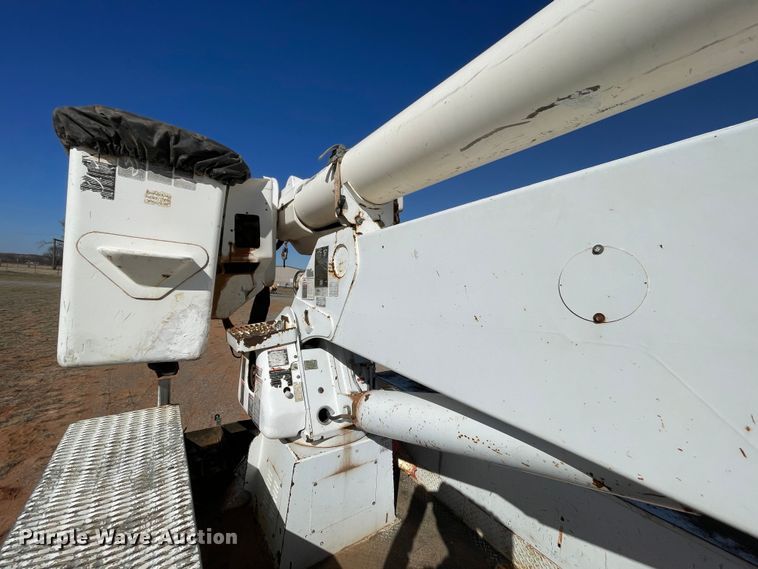 image for item DN4553 2005 International 4300  bucket truck