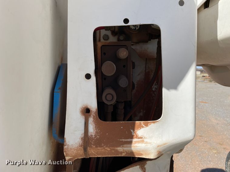 image for item DN4553 2005 International 4300  bucket truck