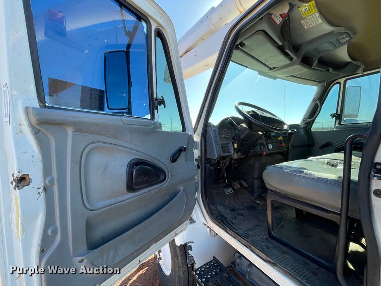 image for item DN4553 2005 International 4300  bucket truck