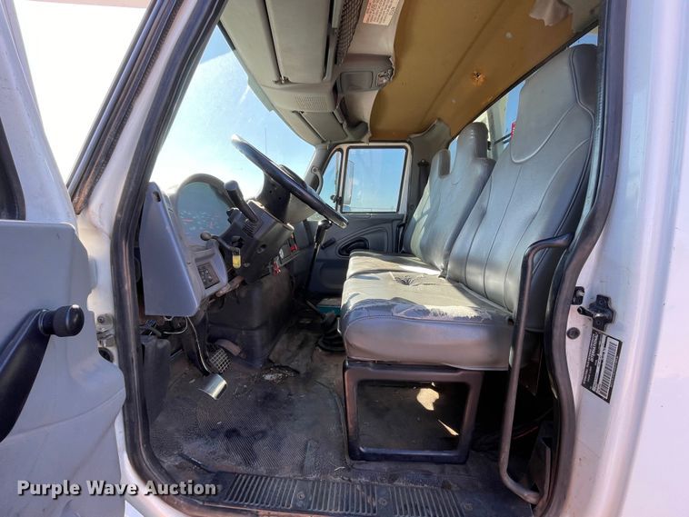 image for item DN4553 2005 International 4300  bucket truck