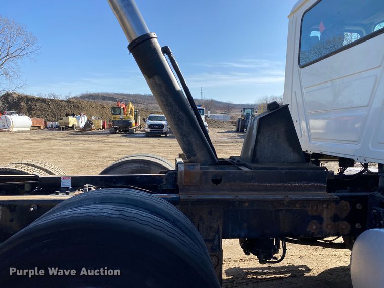 image for item DN8190 2005 Mack CV713  dump truck