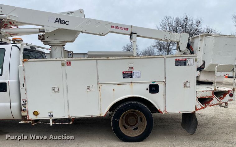 image for item DN8218 2001 Ford F550 Super Duty  bucket truck