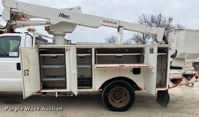 image for item DN8218 2001 Ford F550 Super Duty  bucket truck