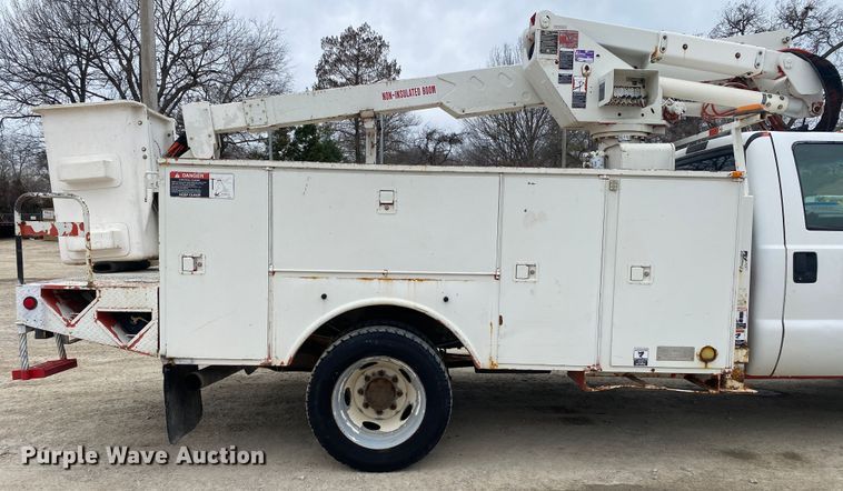 image for item DN8218 2001 Ford F550 Super Duty  bucket truck