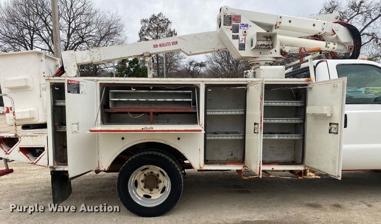 image for item DN8218 2001 Ford F550 Super Duty  bucket truck