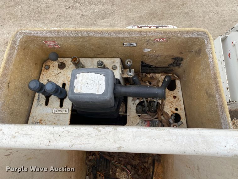 image for item DN8218 2001 Ford F550 Super Duty  bucket truck