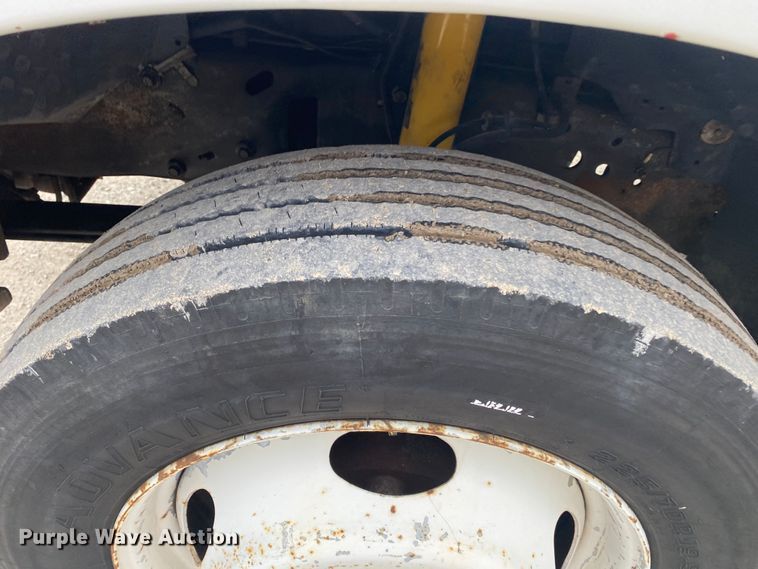 image for item DN8218 2001 Ford F550 Super Duty  bucket truck