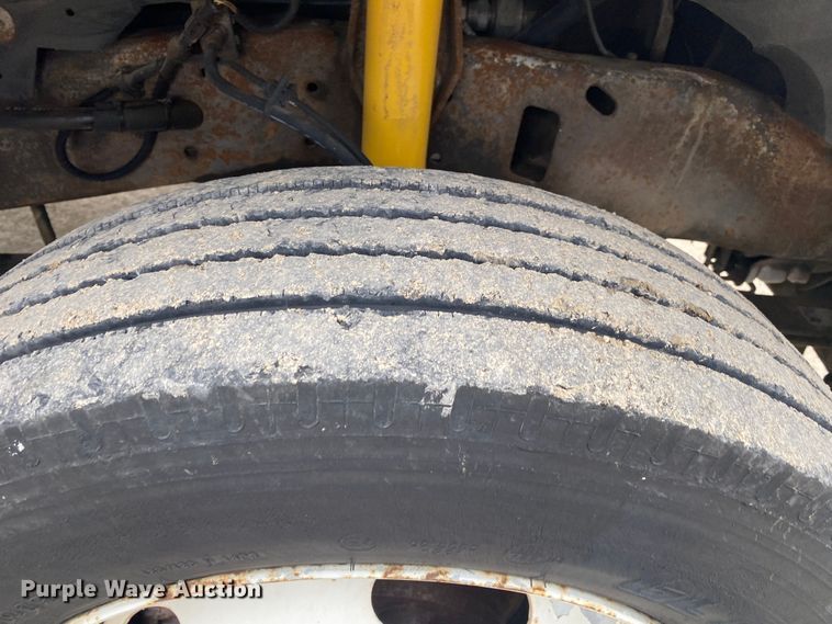 image for item DN8218 2001 Ford F550 Super Duty  bucket truck