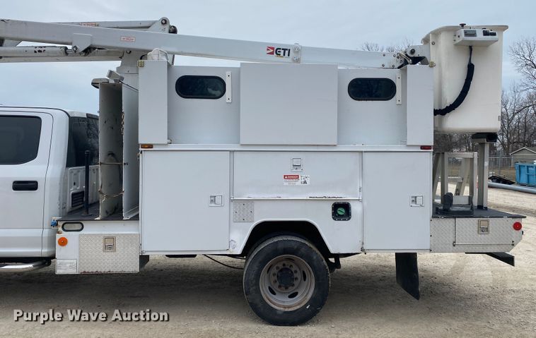 image for item DN8219 2017 Ford F550 Super Duty XL  Crew Cab bucket truck