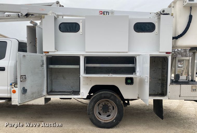 image for item DN8219 2017 Ford F550 Super Duty XL  Crew Cab bucket truck