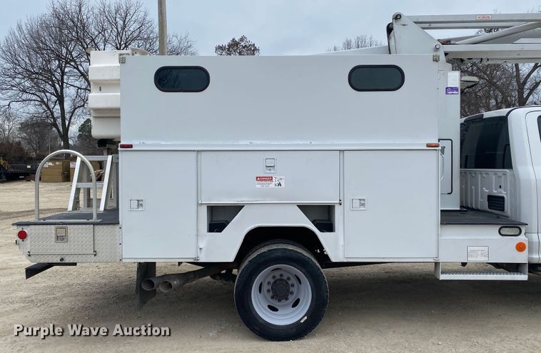 image for item DN8219 2017 Ford F550 Super Duty XL  Crew Cab bucket truck