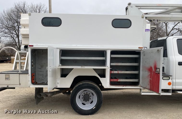 image for item DN8219 2017 Ford F550 Super Duty XL  Crew Cab bucket truck