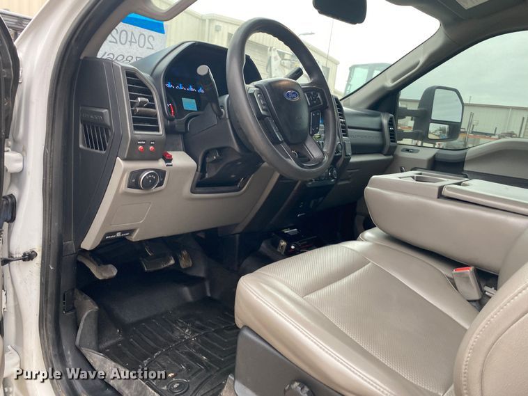 image for item DN8219 2017 Ford F550 Super Duty XL  Crew Cab bucket truck