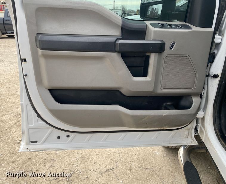 image for item DN8219 2017 Ford F550 Super Duty XL  Crew Cab bucket truck