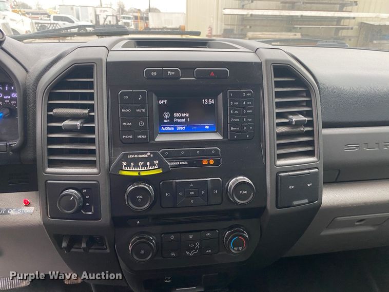 image for item DN8219 2017 Ford F550 Super Duty XL  Crew Cab bucket truck