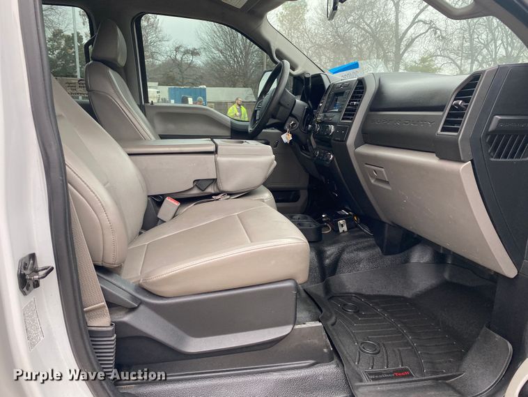 image for item DN8219 2017 Ford F550 Super Duty XL  Crew Cab bucket truck