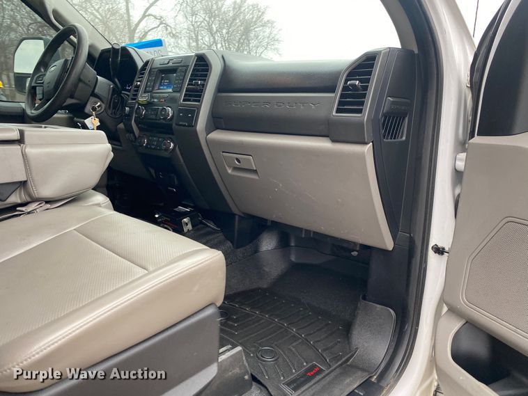 image for item DN8219 2017 Ford F550 Super Duty XL  Crew Cab bucket truck