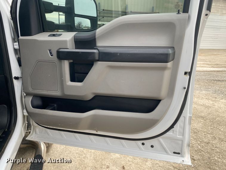 image for item DN8219 2017 Ford F550 Super Duty XL  Crew Cab bucket truck