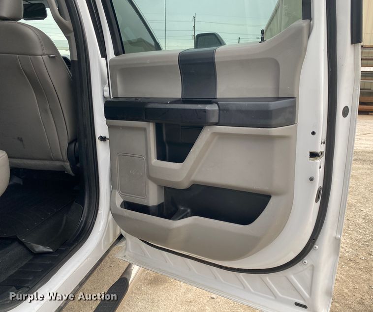 image for item DN8219 2017 Ford F550 Super Duty XL  Crew Cab bucket truck