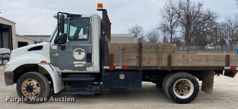 image for item DN8222 2006 International 4300 SBA  flatbed truck