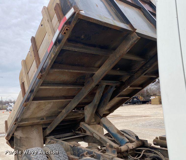 image for item DN8222 2006 International 4300 SBA  flatbed truck