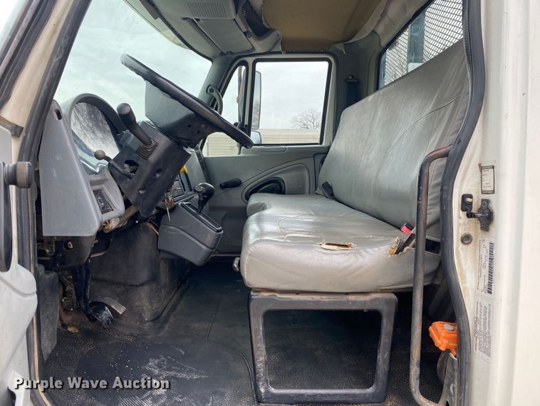 image for item DN8222 2006 International 4300 SBA  flatbed truck