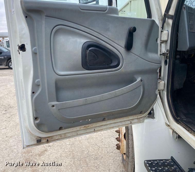 image for item DN8222 2006 International 4300 SBA  flatbed truck