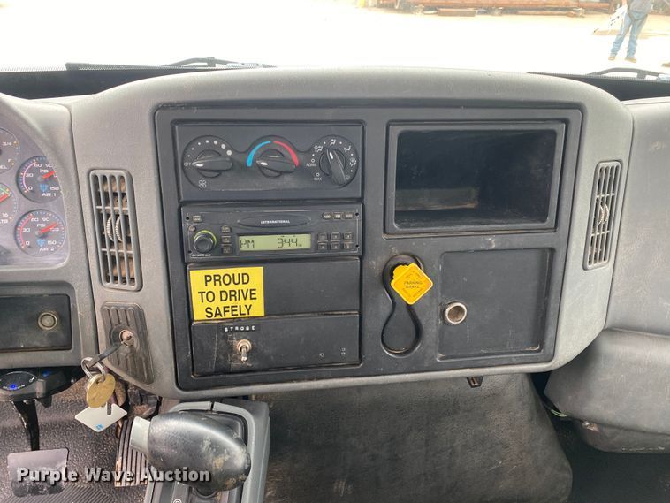 image for item DN8222 2006 International 4300 SBA  flatbed truck