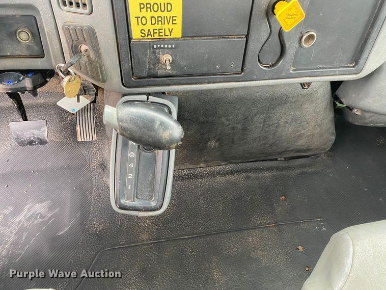 image for item DN8222 2006 International 4300 SBA  flatbed truck