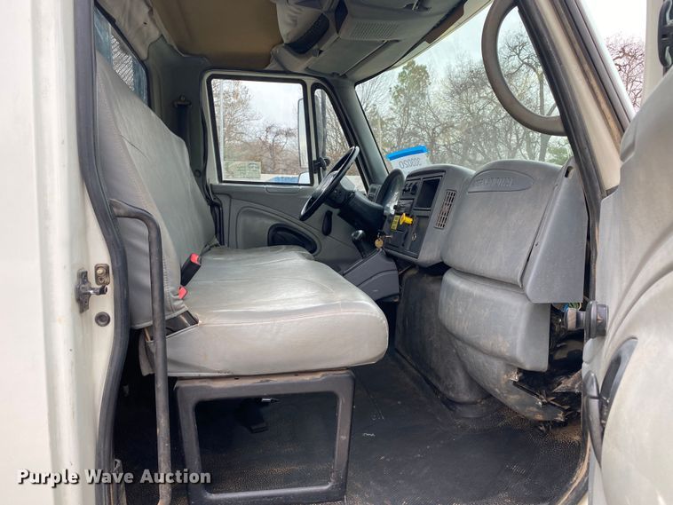 image for item DN8222 2006 International 4300 SBA  flatbed truck