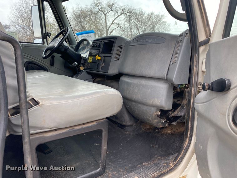 image for item DN8222 2006 International 4300 SBA  flatbed truck