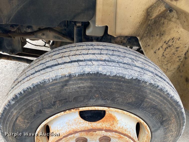 image for item DN8222 2006 International 4300 SBA  flatbed truck