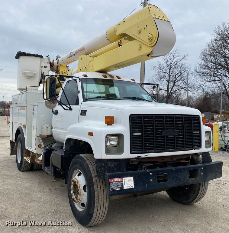 image for item DN8223 2002 Chevrolet C7500  bucket truck