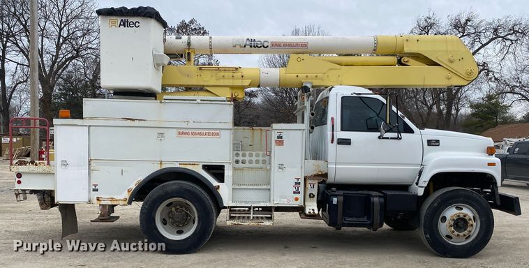 image for item DN8223 2002 Chevrolet C7500  bucket truck