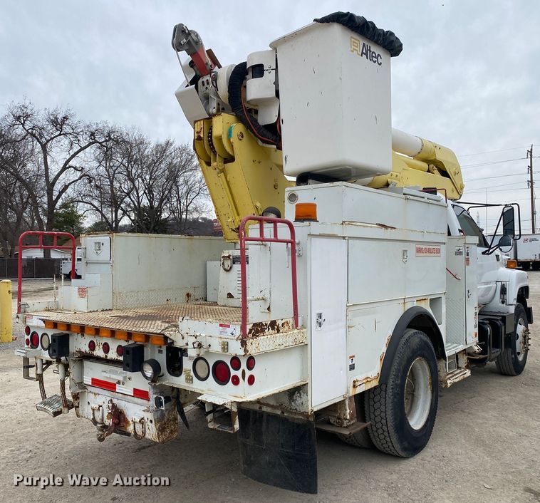 image for item DN8223 2002 Chevrolet C7500  bucket truck