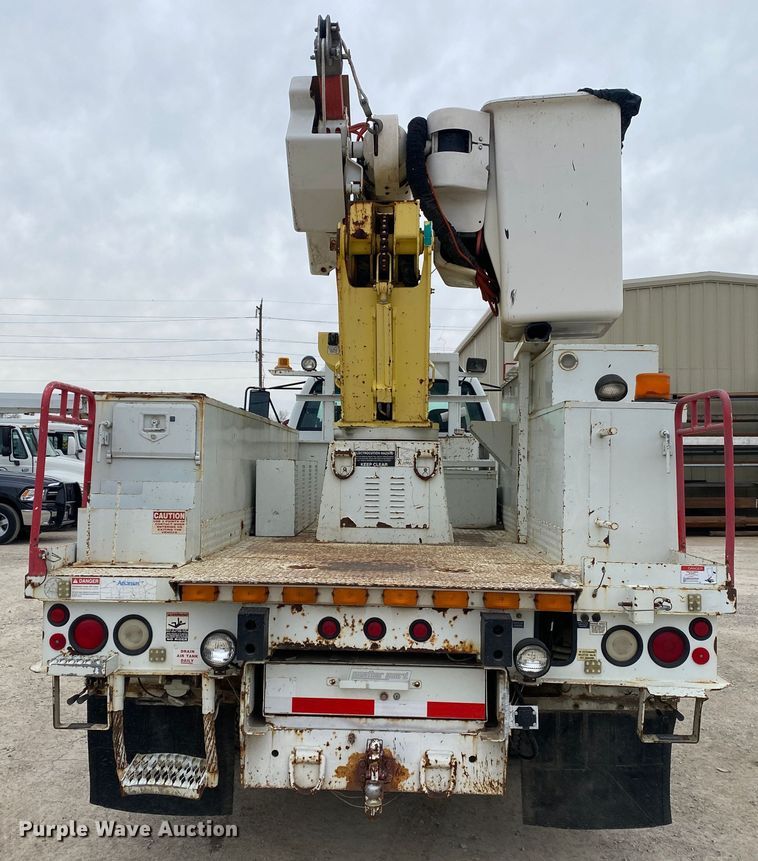 image for item DN8223 2002 Chevrolet C7500  bucket truck