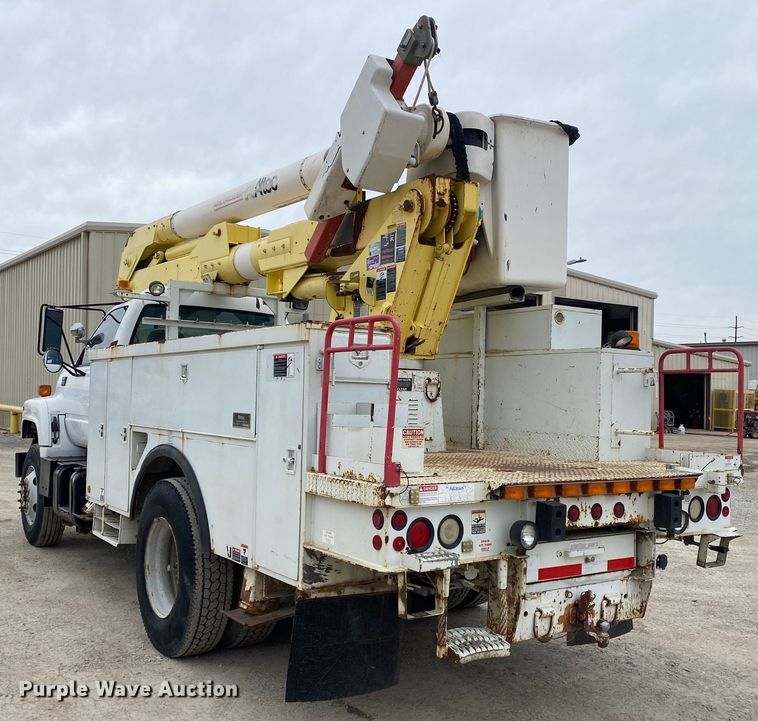 image for item DN8223 2002 Chevrolet C7500  bucket truck