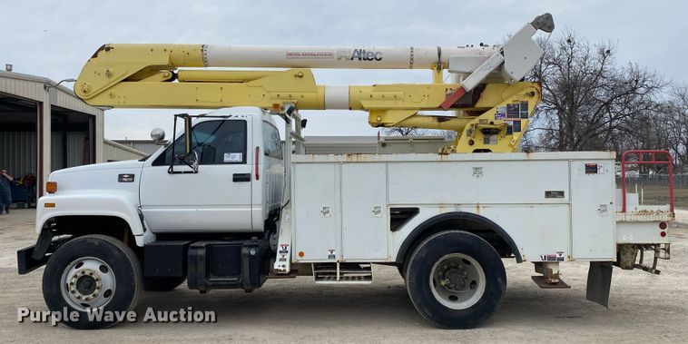 image for item DN8223 2002 Chevrolet C7500  bucket truck