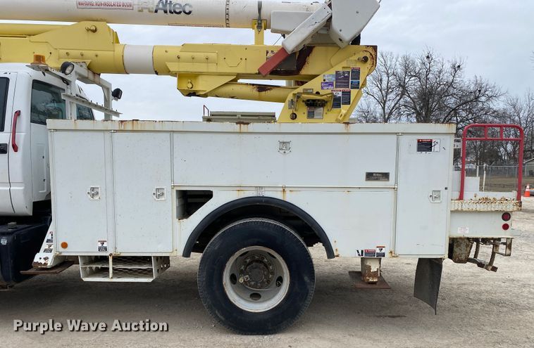 image for item DN8223 2002 Chevrolet C7500  bucket truck